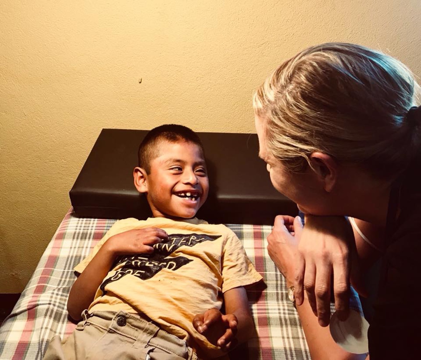 Ein lachendes Kind in der Therapie
