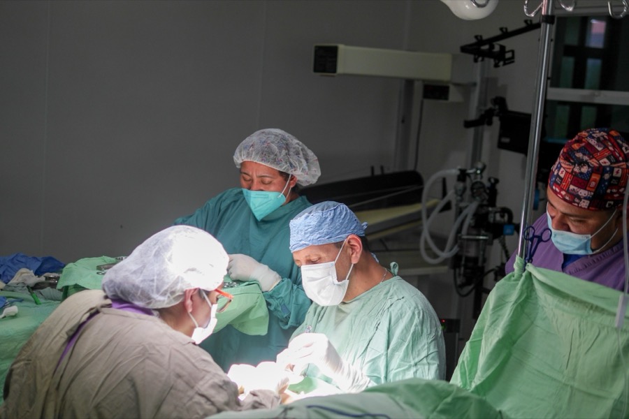 Das Operationsteam des Hospitals bei einer Operation im hell beleuchteten Operationssaal