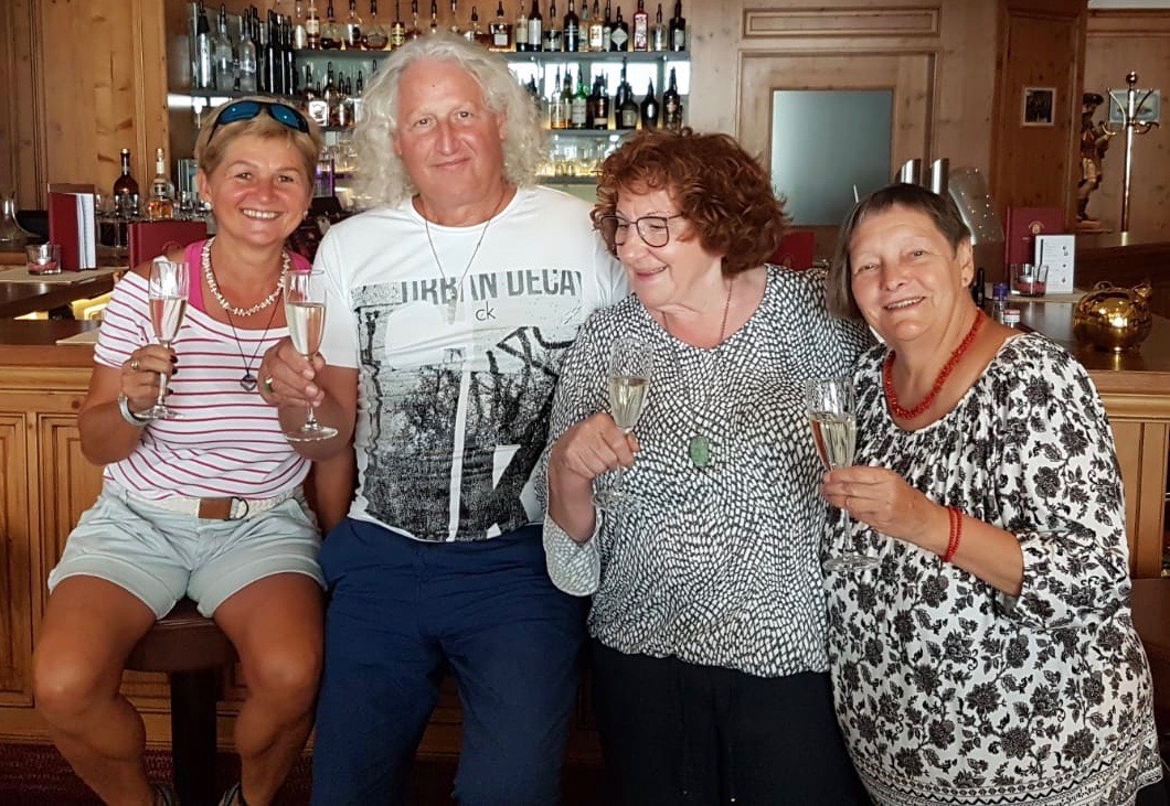 Maria Mayr, Omrael Norbert Muigg, Denise Rauber und Rosa Theuer stossen lachend an einer Bar mit Sekt an